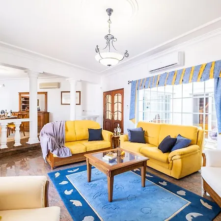 Rose Bay - Refugio Familiar Com Piscina Aquecivel E Bbq Em ヴィラ アルブフェイラ