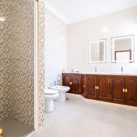 Rose Bay - Refugio Familiar Com Piscina Aquecivel E Bbq Em Willa Albufeira